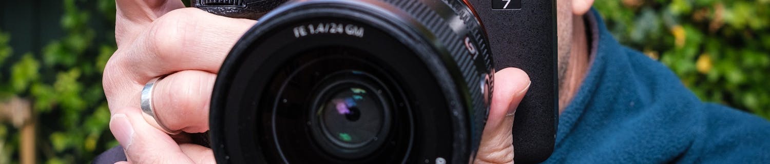 Fotograf med kamera i hånden.